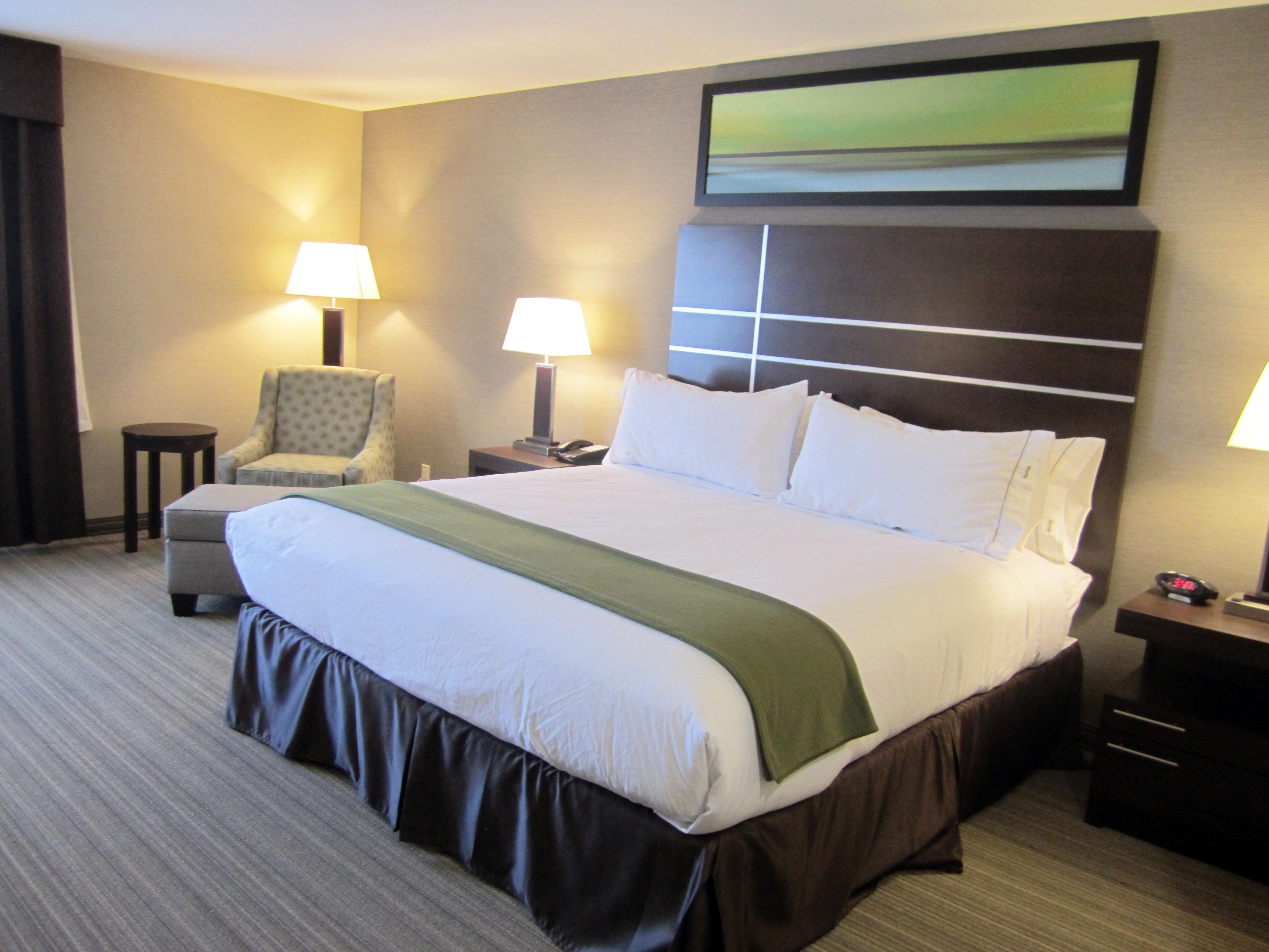 Holiday Inn Express Golden-Kicking Horse By Ihg Exterior photo