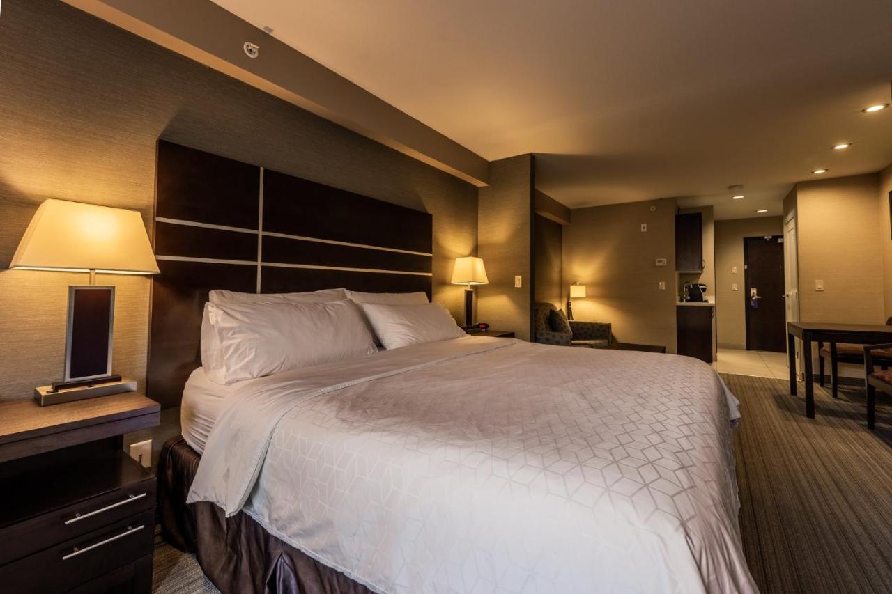 Holiday Inn Express Golden-Kicking Horse By Ihg Exterior photo