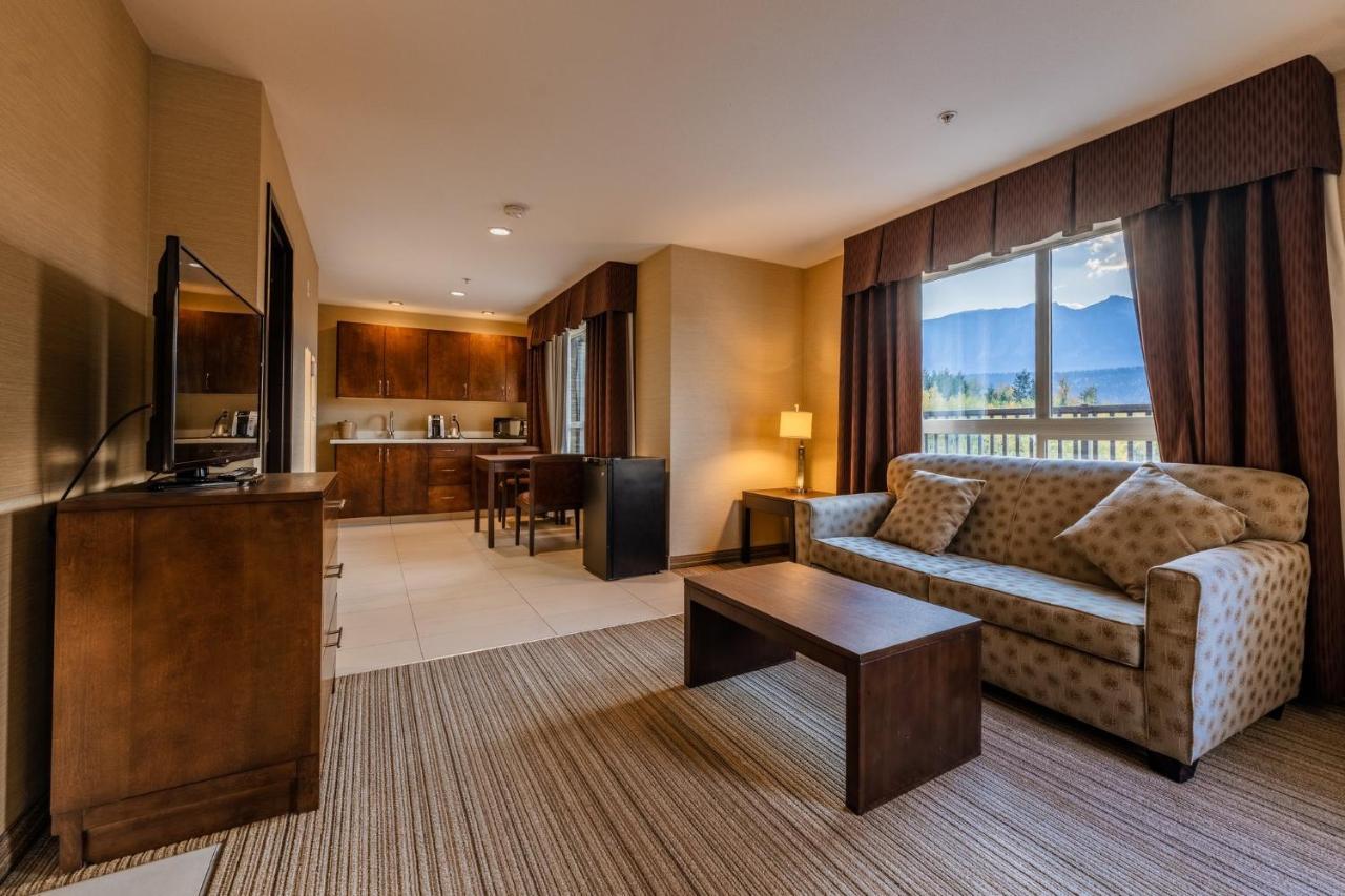Holiday Inn Express Golden-Kicking Horse By Ihg Exterior photo