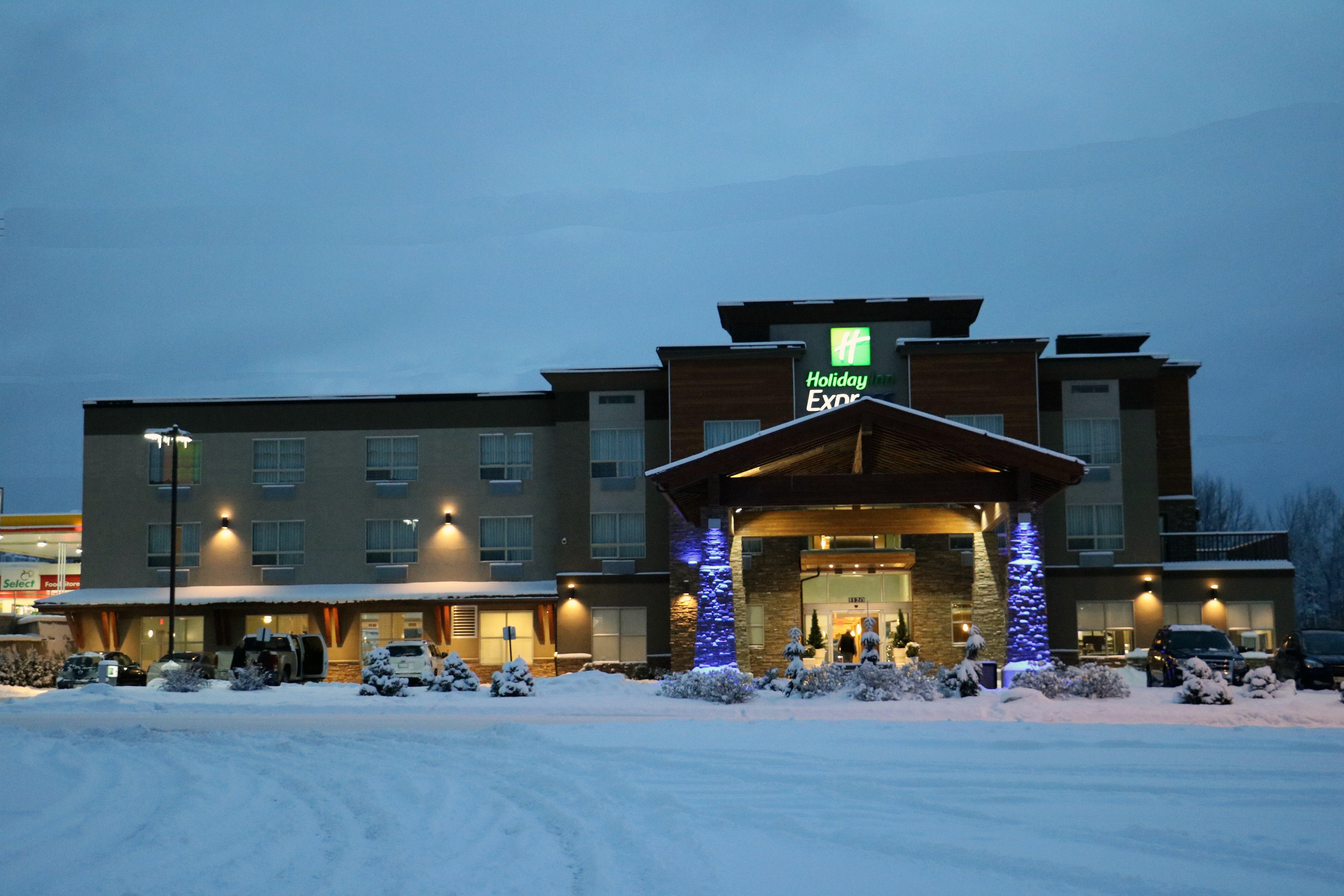 Holiday Inn Express Golden-Kicking Horse By Ihg Exterior photo