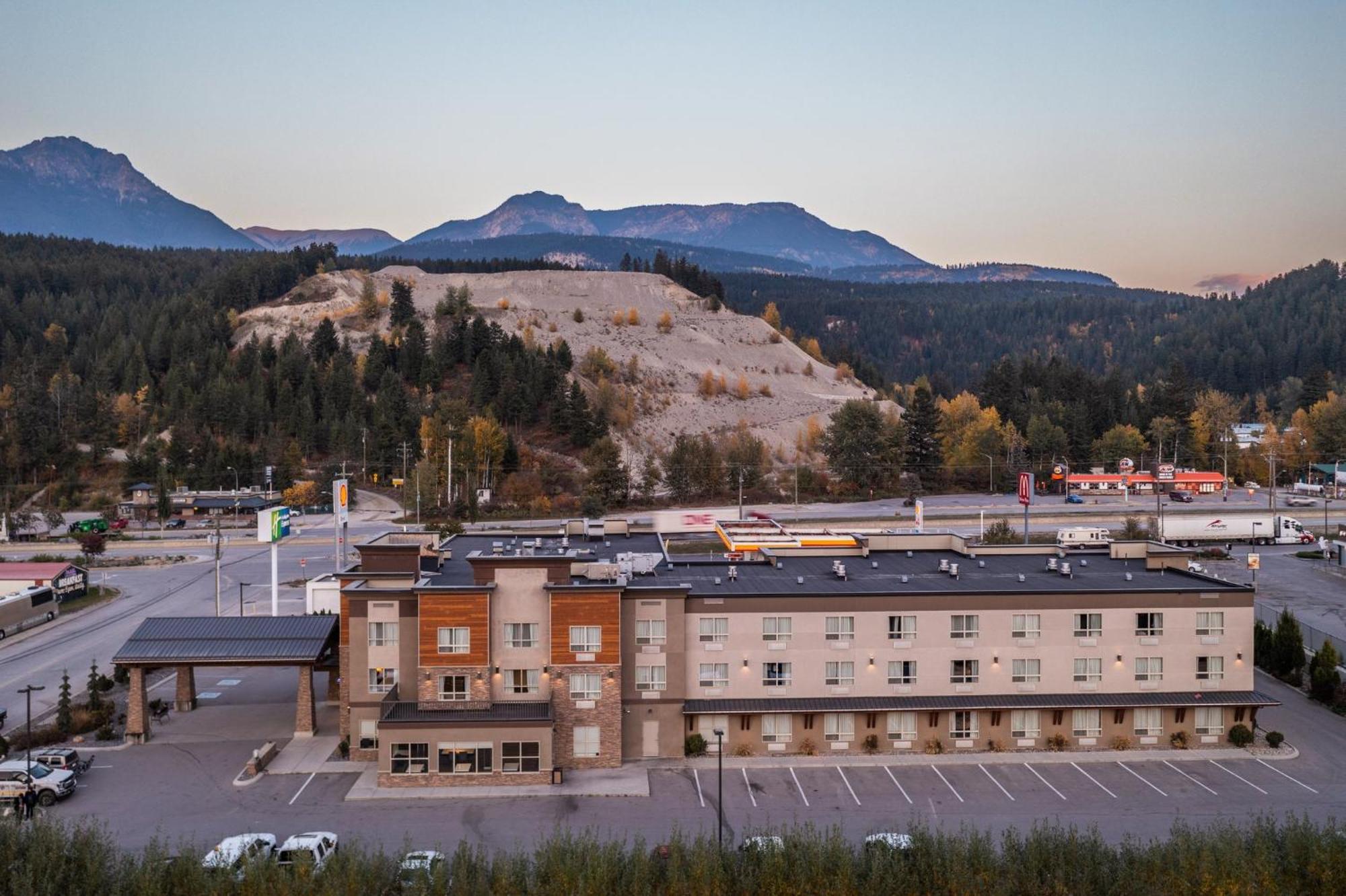 Holiday Inn Express Golden-Kicking Horse By Ihg Exterior photo