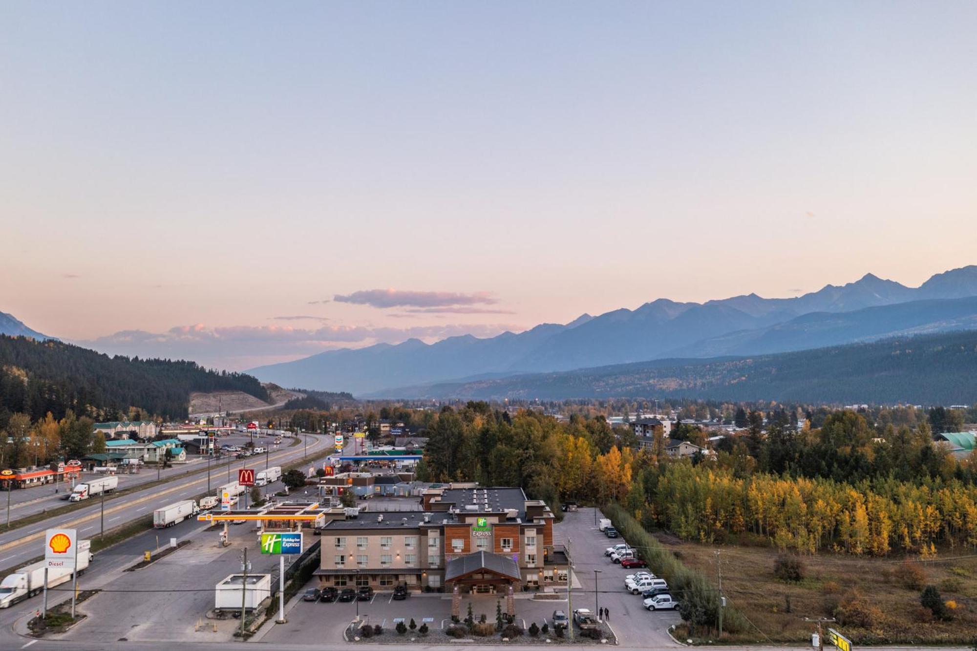 Holiday Inn Express Golden-Kicking Horse By Ihg Exterior photo